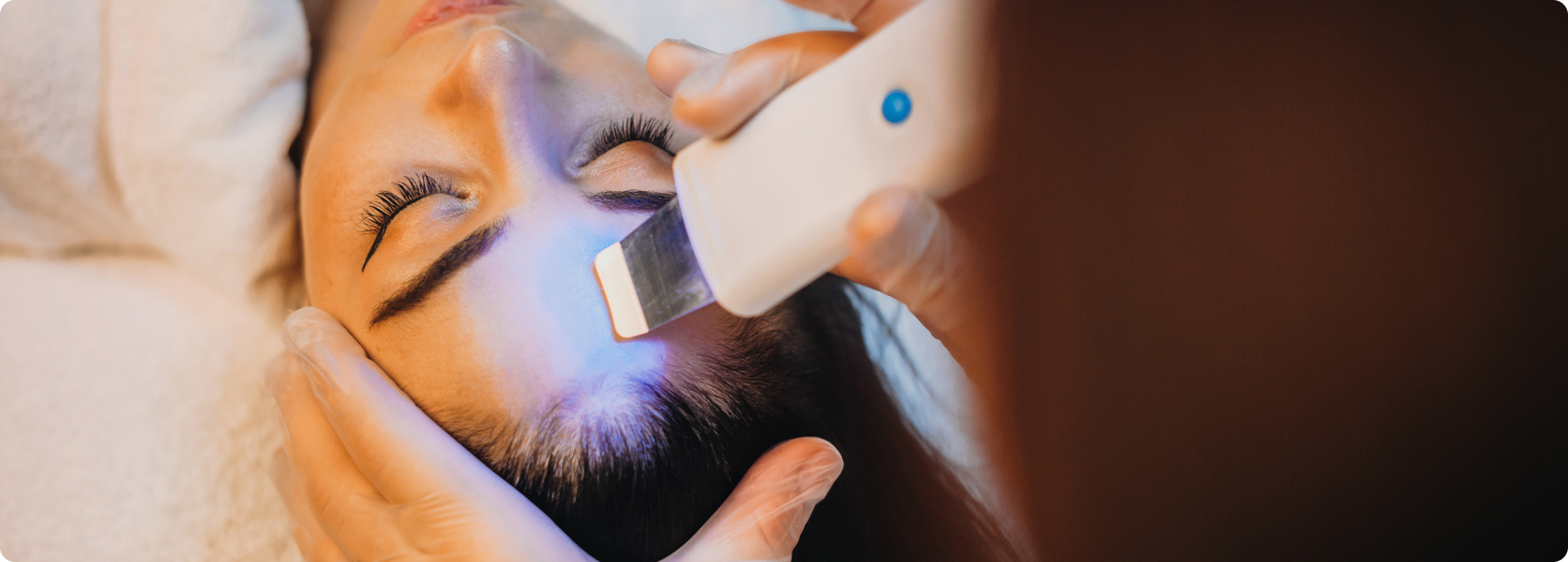 Akne - Wie funktioniert die Behandlung von Akne mittels Lichttherapie?