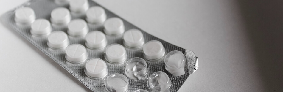 Häufig sind betroffene Patienten sehr schmerzgeplagt, weshalb durch den Arzt gerne schmerzlindernde Salben oder orale Medikamente verschrieben werden