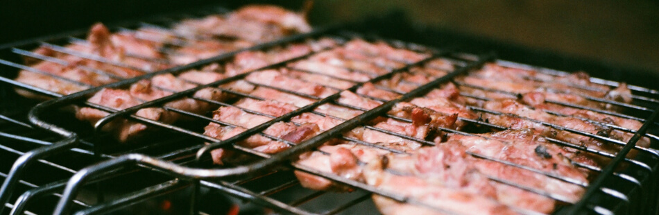 Zu den Ursachen einer Campylobacteriose zählen unzureichend gegartes Geflügelfleisch.