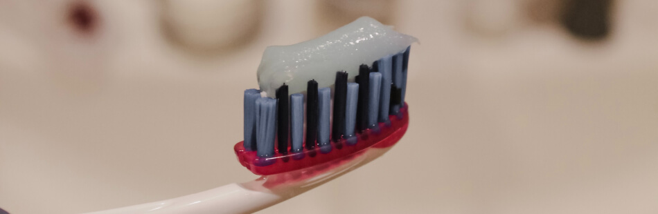 Bei einer Fluorose solltest Du auf fluoridhaltige Zahnpastas verzichten.