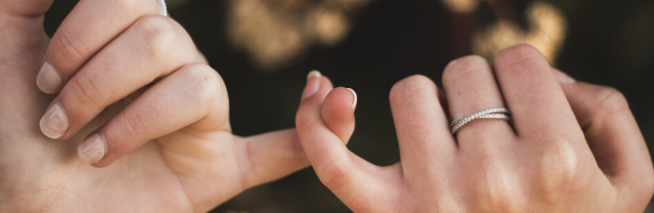 Unter der Klinodaktylie ist eine Fehlstellung der Finger zu verstehen. Am häufigsten sind die kleinen Finger betroffen