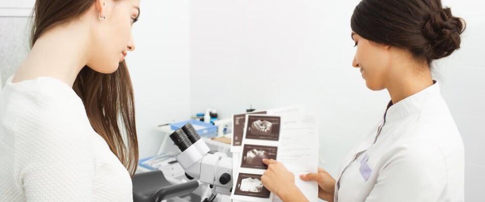 Mittels einer Ultraschalluntersuchung kann der Gynäkologe eine Eileiterschwangerschaft diagnostizieren.
