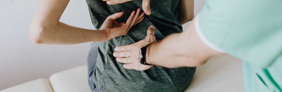 In den meisten Fällen kann man die Schmerzen am Kreuzbein durch konservative Therapieformen, wie die Physiotherapie, nicht nur lindern, sondern sogar beseitigen