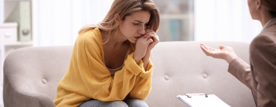 Eine Agoraphobie wird am besten im Rahmen einer Therapie wie etwa der kognitiven Verhaltenstherapie behandelt.