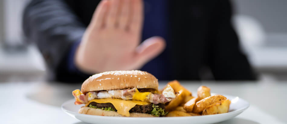 Vermeide bei Sodbrennen unter anderem unbedingt fettiges Essen!
